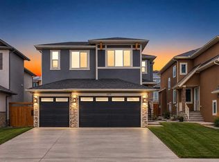 202 E Kinniburgh Cres, Chestermere, AB T1X 1Y2