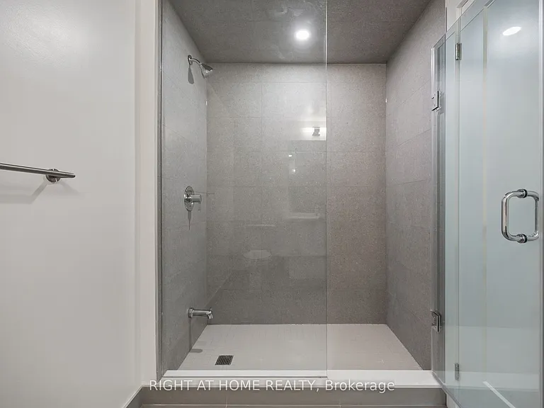 2545 Simcoe St N #2211 — Photo 15