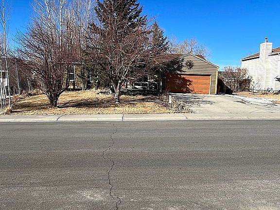 2nd image of 914 Eisenhower Dr