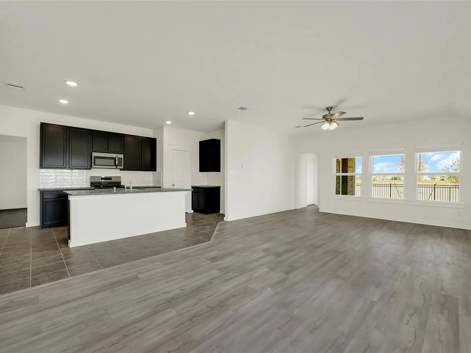 3 bed, 2.0 bath, 2100 sqft, $2,290 — Photo 3