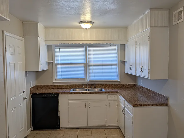 1825 Meyers Pl — Photo 6