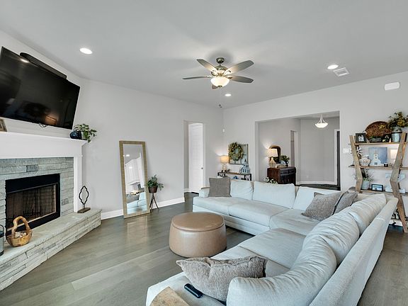 5th image of 624 Sirius Dr