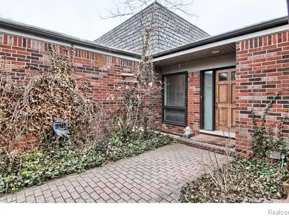 971 Stratford Ln #1, Bloomfield Hills, MI 48304