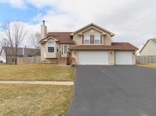 304 Greenbriar Blvd, Poplar Grove, IL 61065