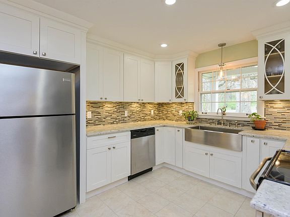 4th image of 834 Neartop Dr