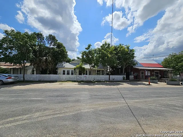106 W Specht Rd — Photo 4