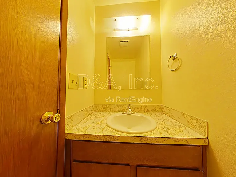 2525 NW Grant Ave — Photo 9