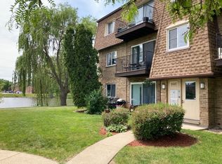 9481 Bay Colony Dr APT 2S, Des Plaines, IL 60016