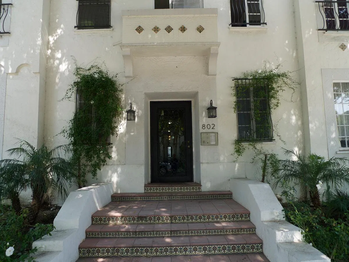 802 N Sweetzer Ave — Photo 2