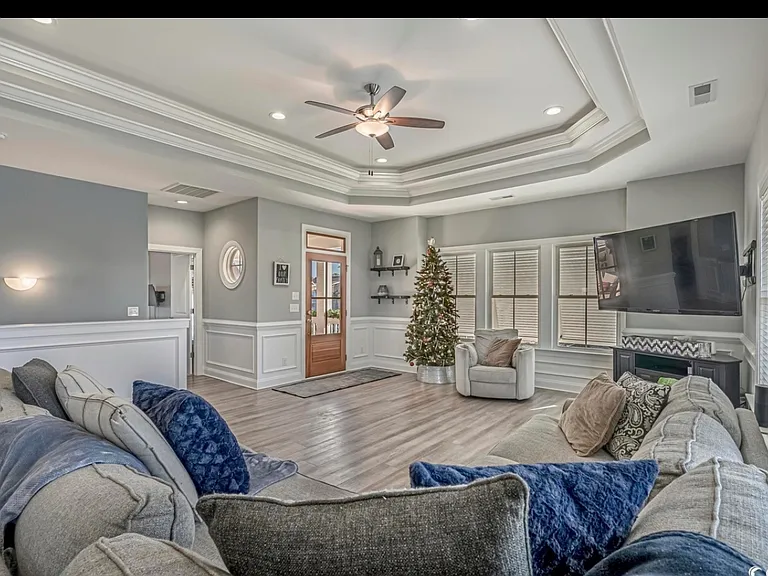 330 Harbour View Dr — Photo 3