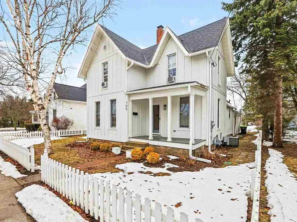 705 State St, Charlevoix, MI 49720