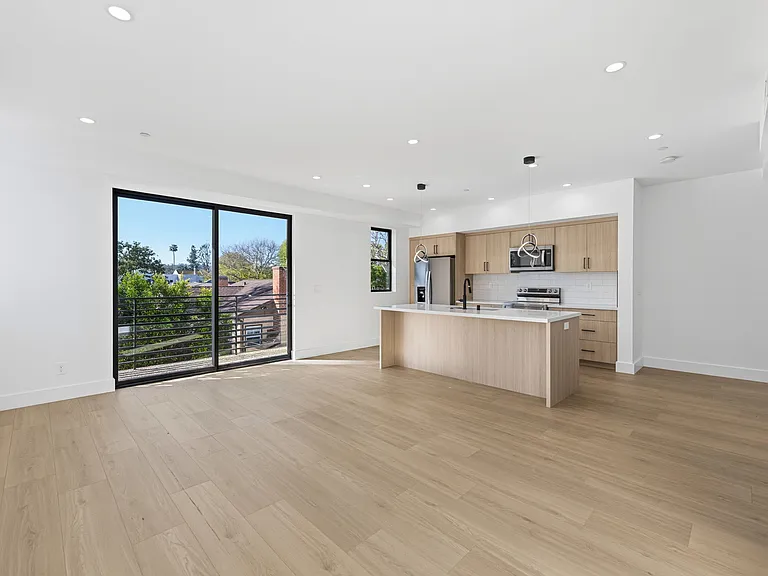 13600 Burbank Blvd — Photo 5