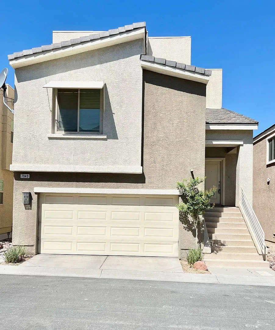 3bd 3bth Gated — Photo 1