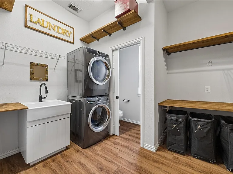 1125 Shady Knoll Ln — Photo 16