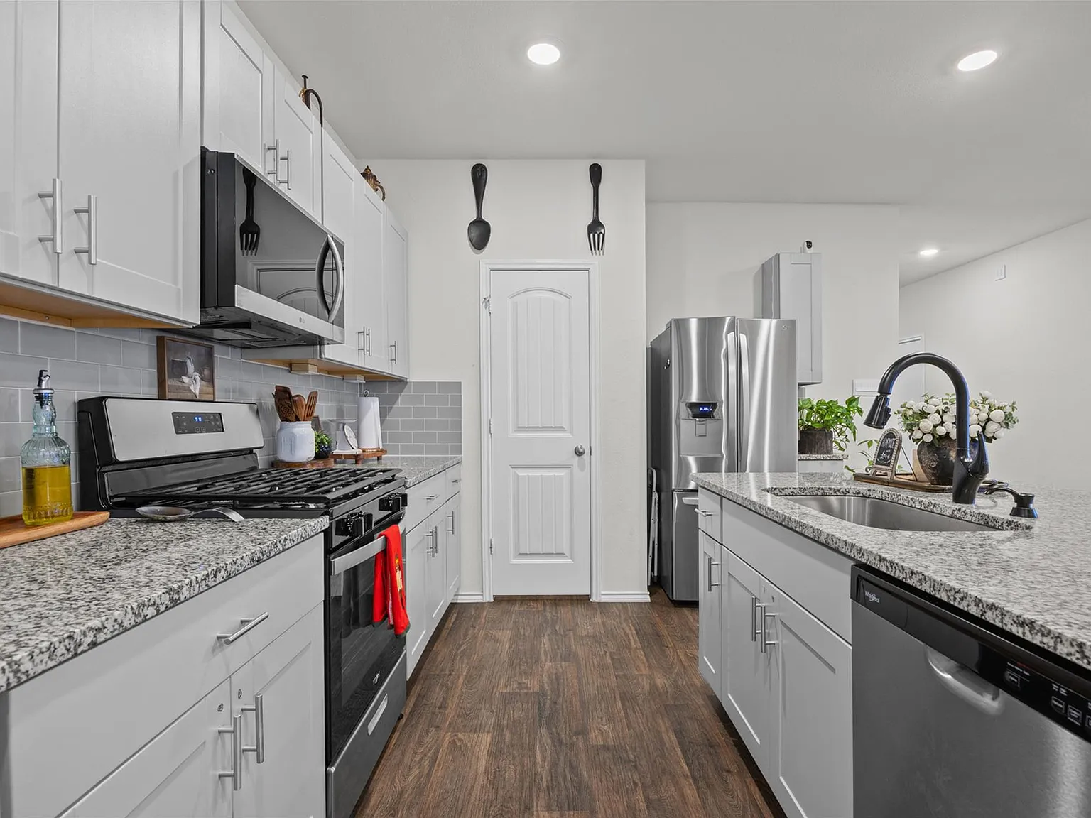 4 bed, 3.0 bath, 2529 sqft, $2,300 — Photo 3