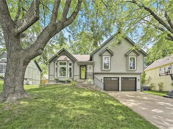 1153 E Yesteryear Dr, Olathe, KS 66061