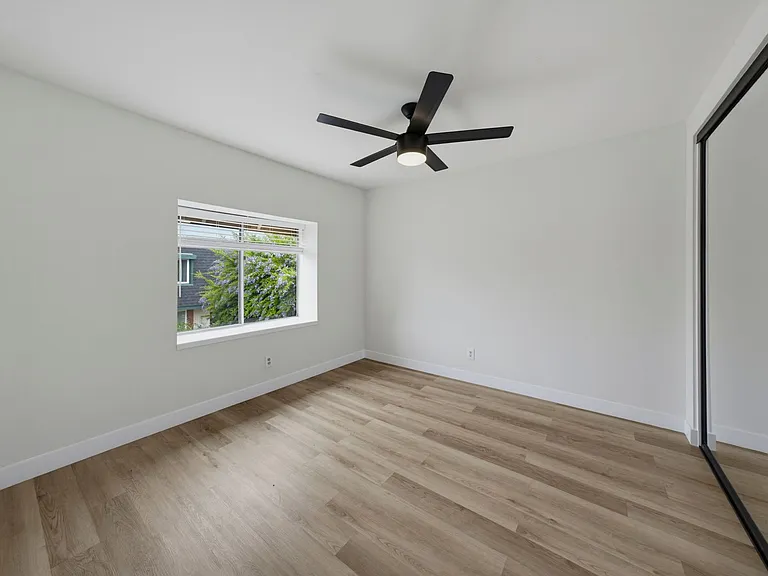 20368 Flora Ln — Photo 4