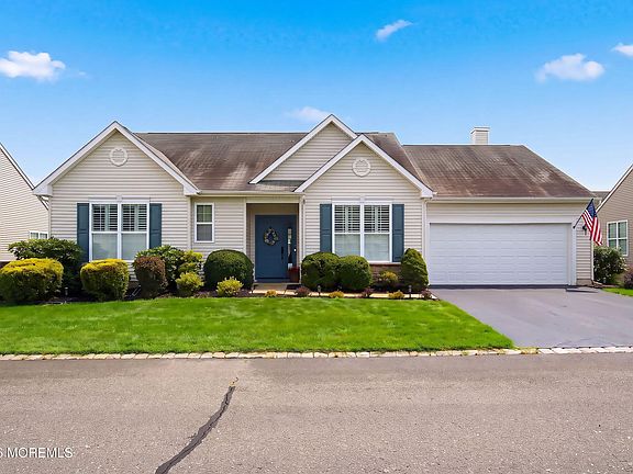 2nd image of 8 Bridle Way