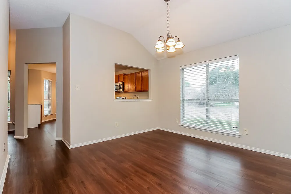 3 bed, 2.0 bath, 1445 sqft, $2,080 — Photo 4