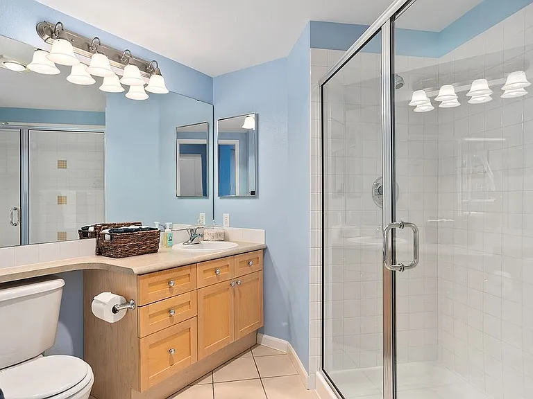 En-suite primary bathroom