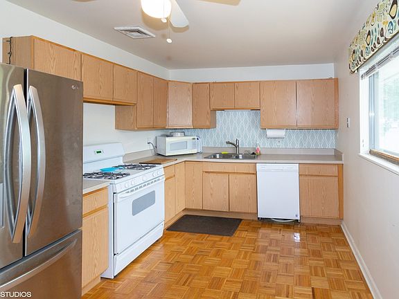 3rd image of 805 Hollyberry Dr