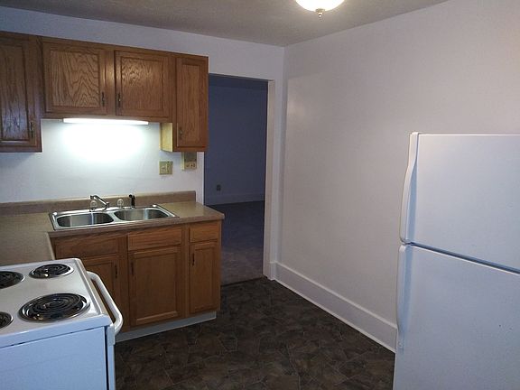 Large eat-in kitchen with appliances