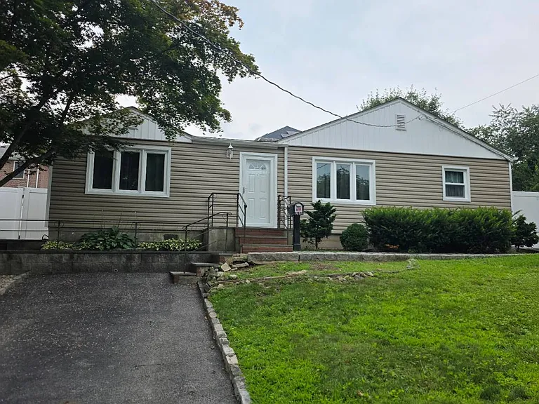 28 Roundhill Dr — Photo 2