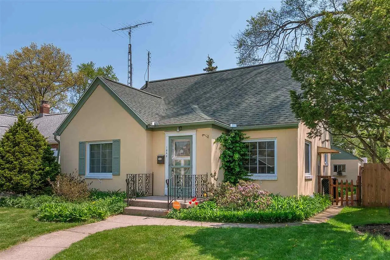1646 College St photo 1