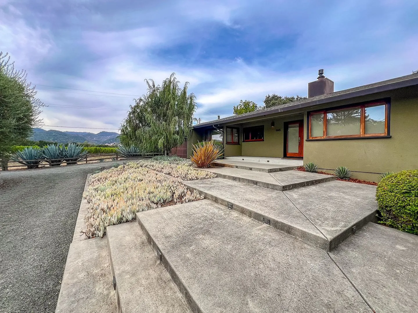 Stunning Napa Valley Property with Guest Cottage, Pool & Vineyard Views — Photo 2