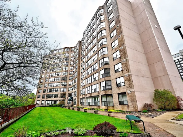 250 Davis Dr #208, Newmarket, ON L3Y 7T7