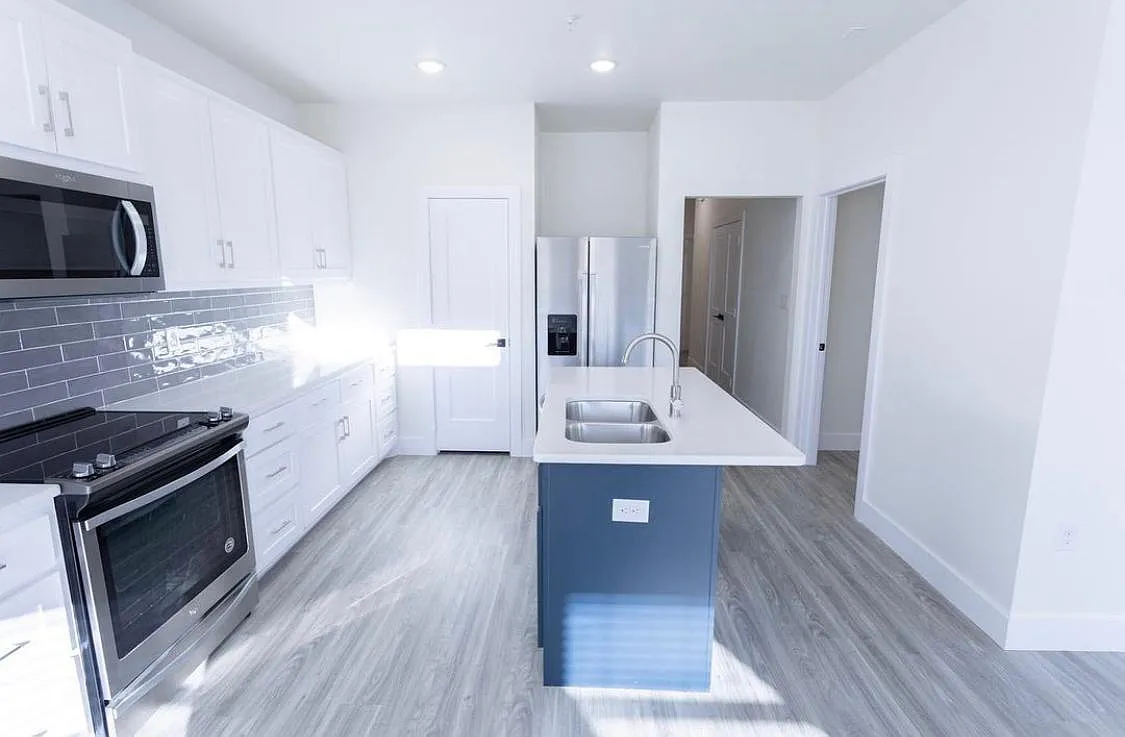 2100 W Lowden St — Photo 2