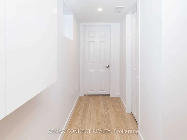 1370 Woodbine Ave #LOWER — Photo 9
