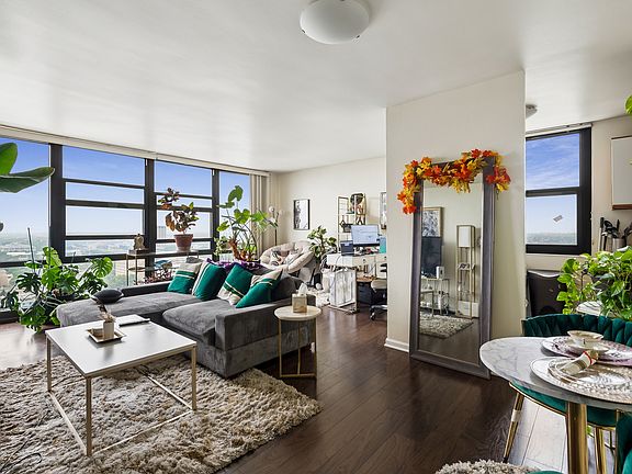 4th image of 3001 S Michigan Ave Unit 2105