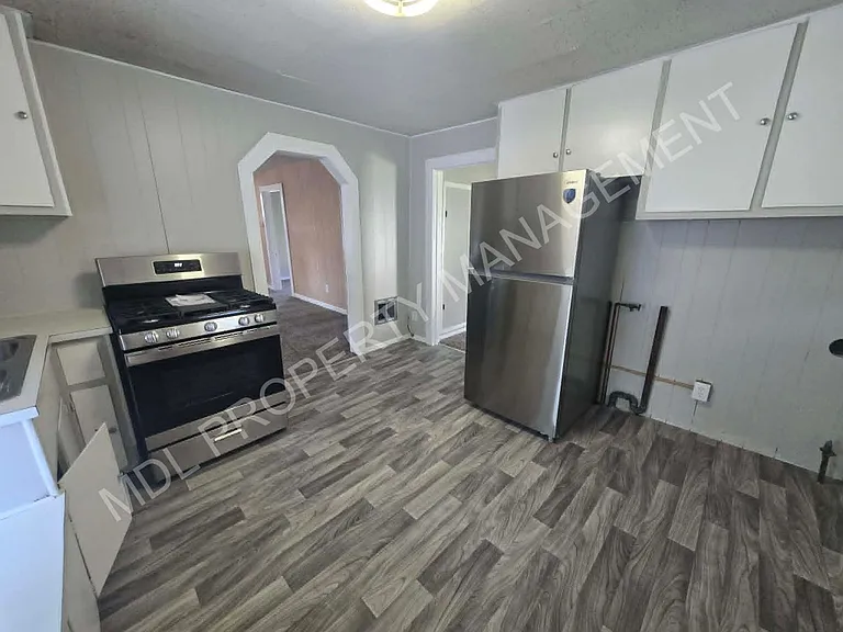 402 Wellington St — Photo 3