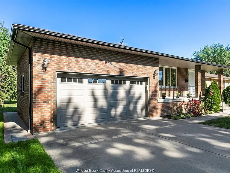 950 Kennedy Dr W — Photo 2