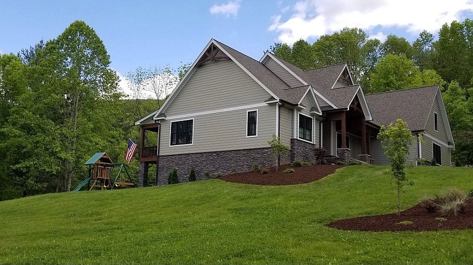 1st image of 555 Hawthorne Lndg