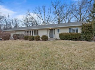 5380 Crestview Heights Dr, Bettendorf, IA 52722