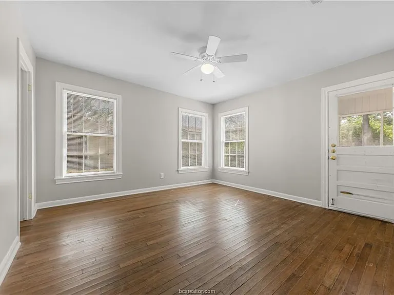 807 Enfield St — Photo 4