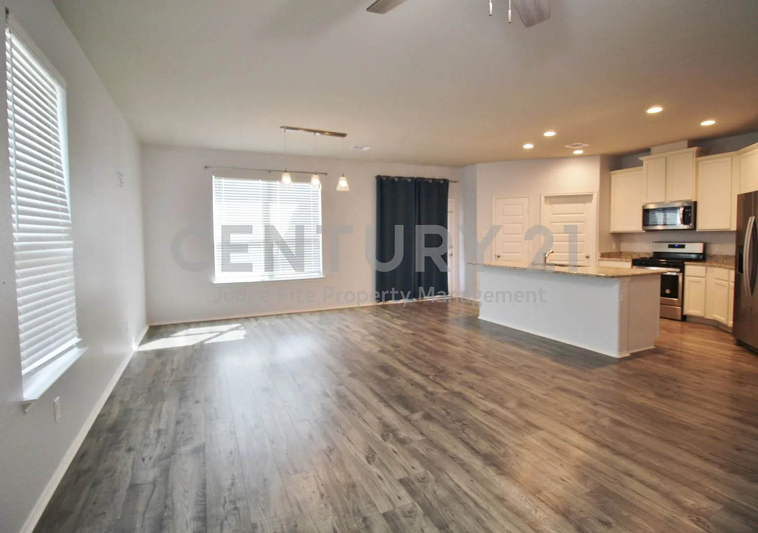 Quaint 3/2/ Home Situated in Royse City's Waterscape Subdivision For Rent! — Photo 3