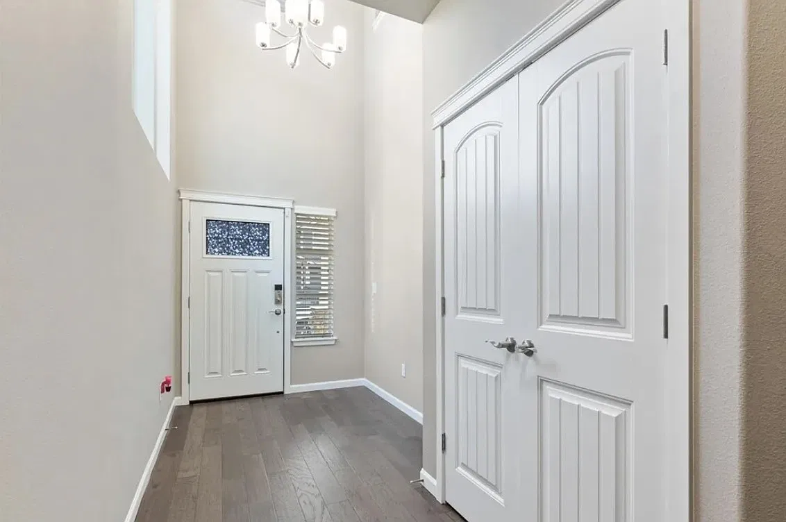 3 bed, 2.5 bath, 2023 sqft, $2,850 — Photo 2