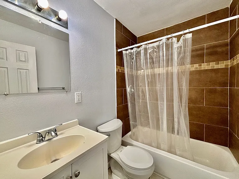82 West — Photo 11