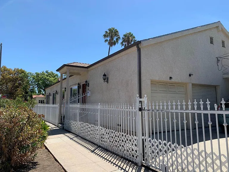 549 N Martel Ave — Photo 15
