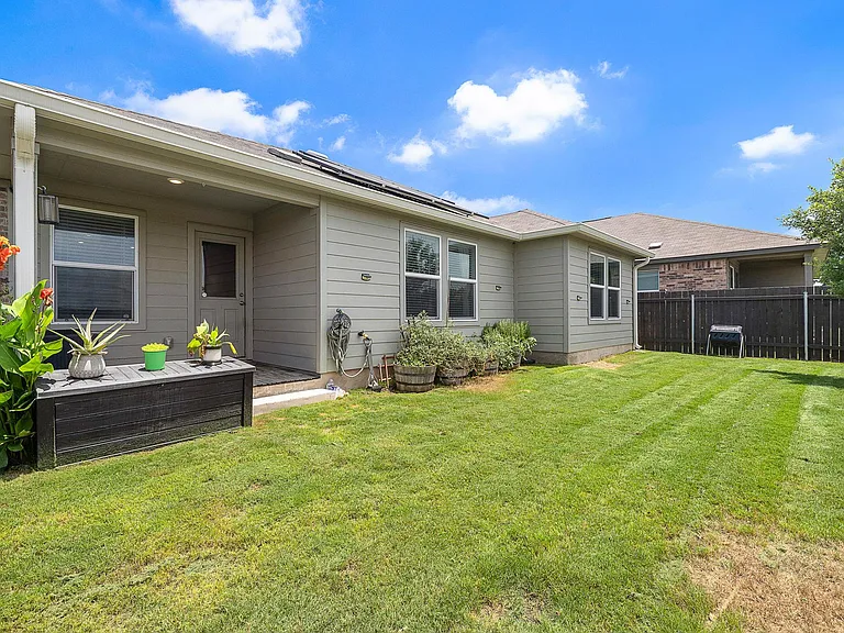 424 Sebring Cir — Photo 23