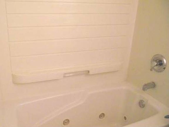 Master w/whirlpool tub