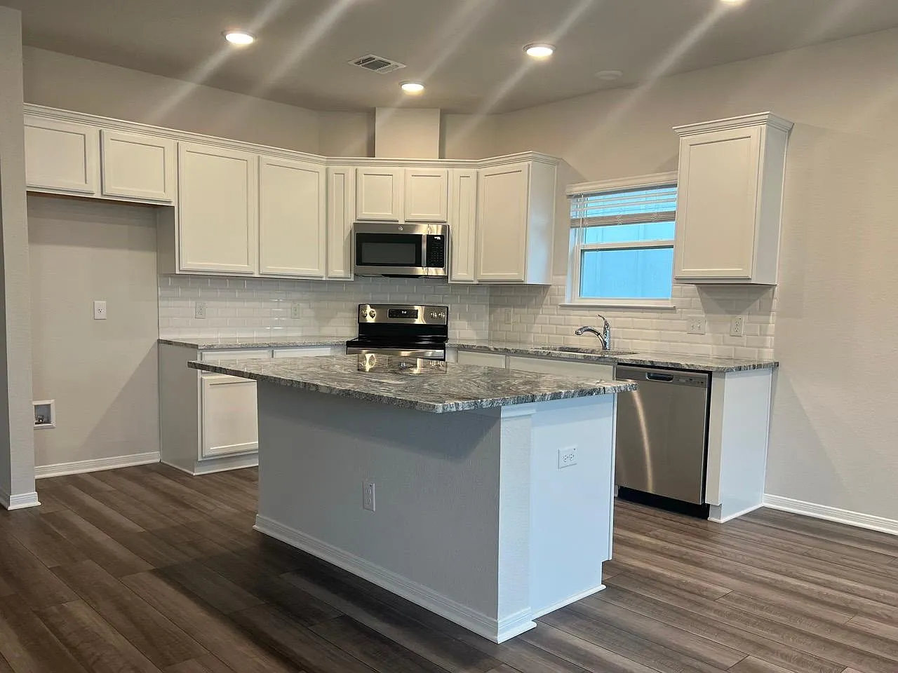 4 bed, 1801 sqft, $2,400 — Photo 3