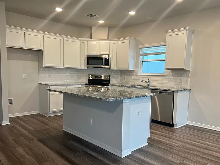 11225 Solar St — Photo 3