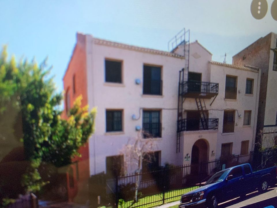 1st image of 246 S Kenmore Ave #D