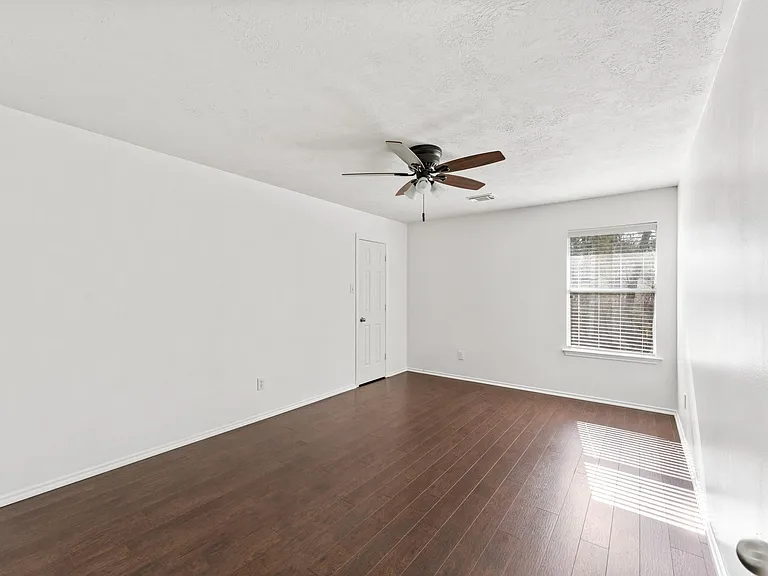 6 Druids Glen Pl — Photo 13