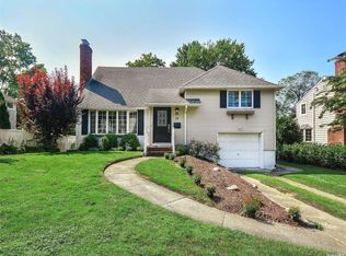 25 Roxbury Rd, Port Washington, NY 11050