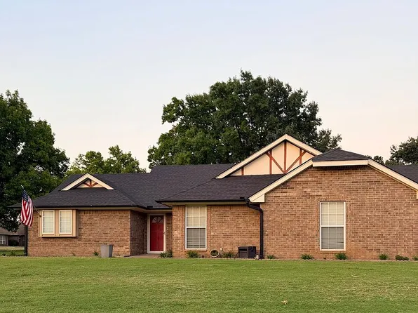 1704 Old Post Cir, Enid, OK 73703